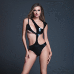 Zwarte latex-look body met peek-a-boo snit voor sexy allure – Allure - Afbeelding 16