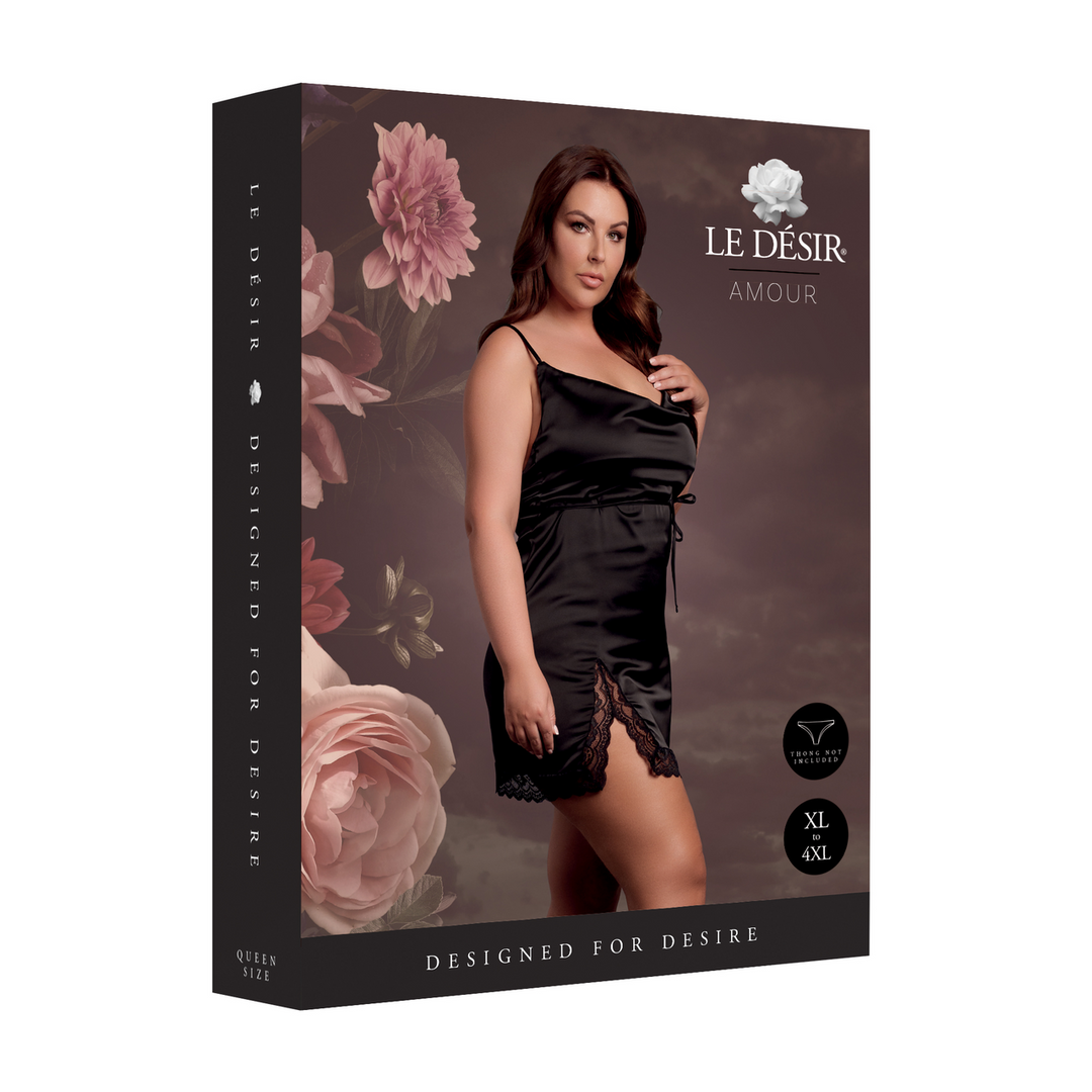 AMR007BLKOSX-2 Sexy plus size zijden jurk met open rug en split voor curvy glam – Le Desir - Afbeelding 1